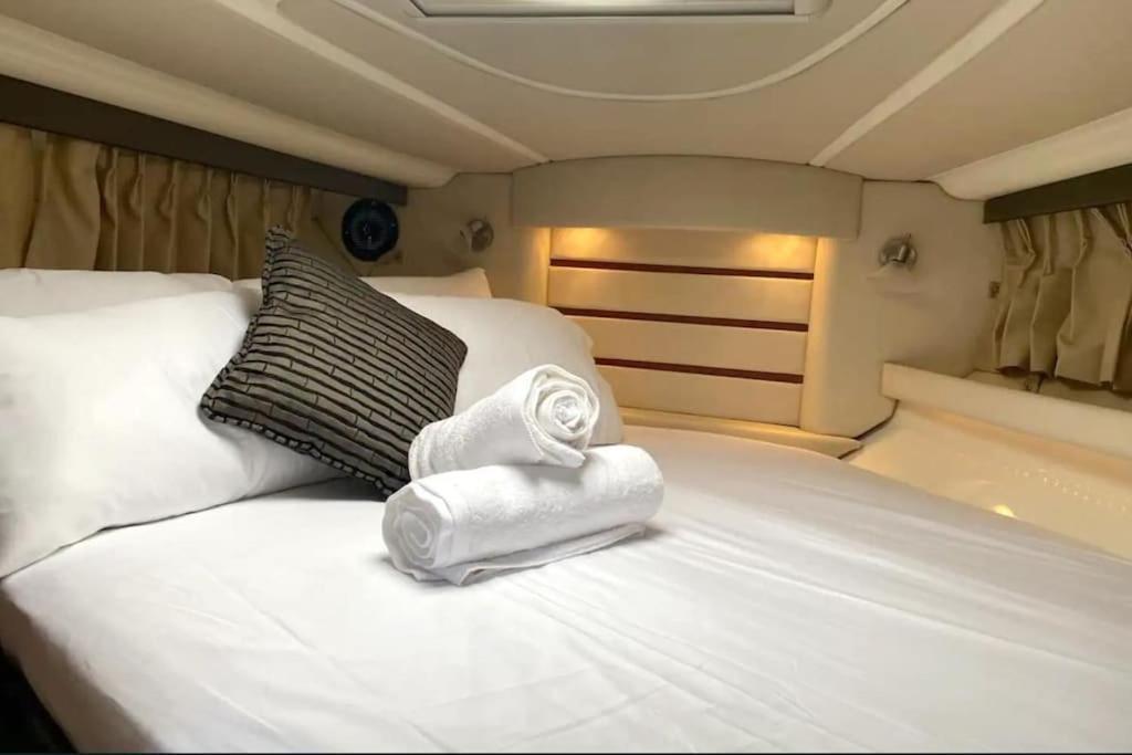 Watervliet Yacht Em Botel